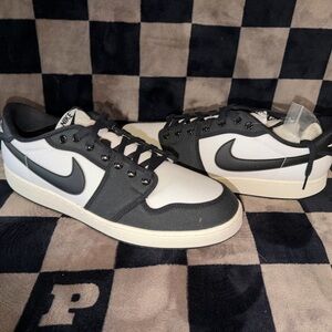 Nike Men's Black and White Low-Top Sneakers